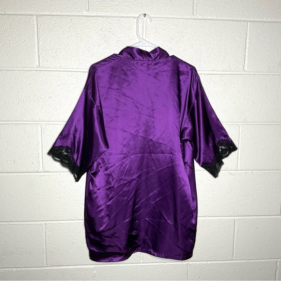 < Frederick’s Of Hollywood Purple With Black Lace Kimono > - Picture 3 of 3